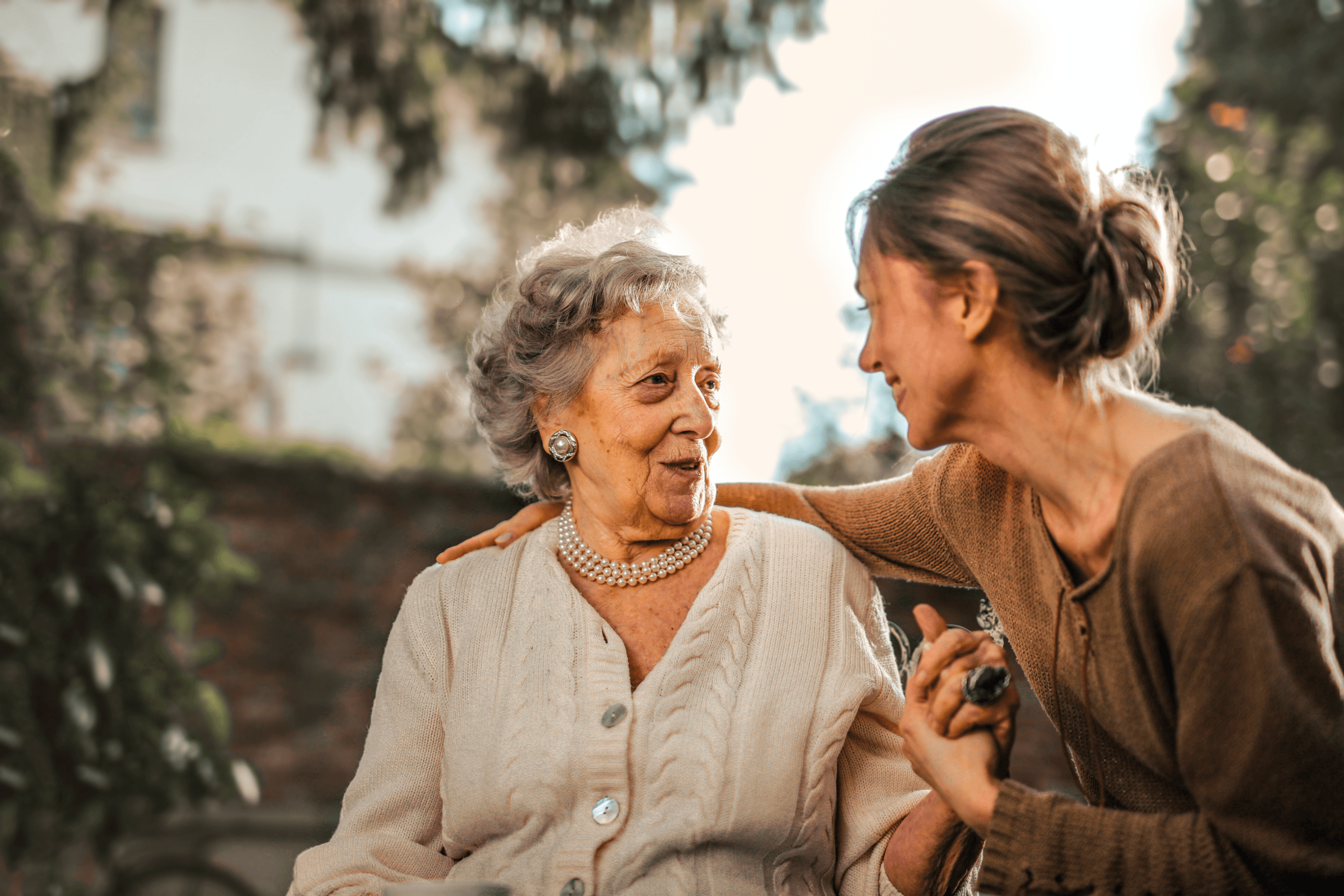 Pflegekraft bei der Grundpflege